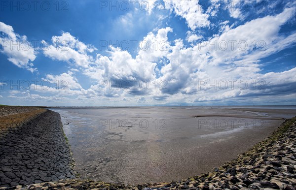 Dike and groyne at Wurster North Sea coast between Dorum-Neufeld and Wremen at low tide