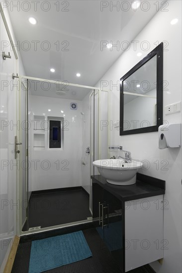 Bath in underfloor cabin