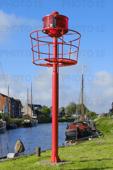 Mast with red position lamp in harbour
