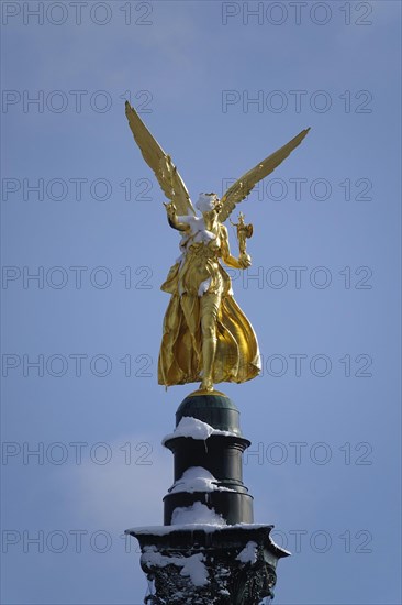 Peace angel or peace monument above the Prinzregent-Luitpold-Terrasse in the Maximiliansanlagen and Luitpoldbruecke or Prinzregentenbruecke over the river Isar