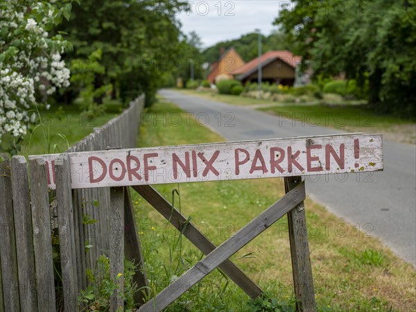 Sign 'Dorf nix parken!' in the Rundlingsdorf Meuchelfitz