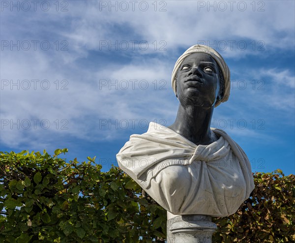 Busts at the first roundel in Sanssouci Park