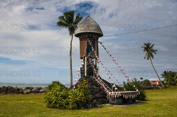 Christian statue in a traditional housing on Lano beach in SavaiÂ´i