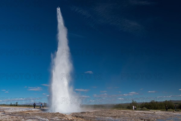 Tourists watching eruption Geysir Strokkur