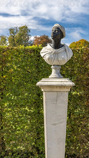 Busts at the first roundel in Sanssouci Park