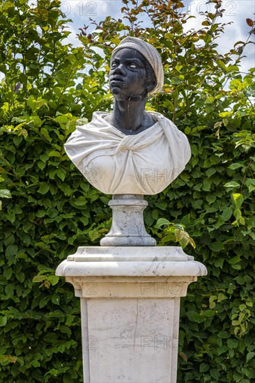 Busts at the first roundel in Sanssouci Park