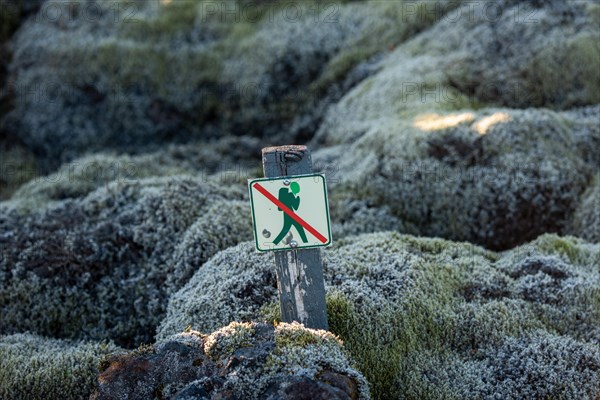 Prohibition sign Do not leave hiking trail