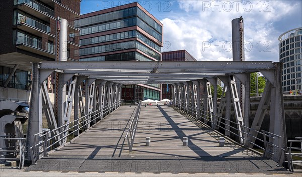 Pedestrian bridge at Sandtorhafen in Hafencity