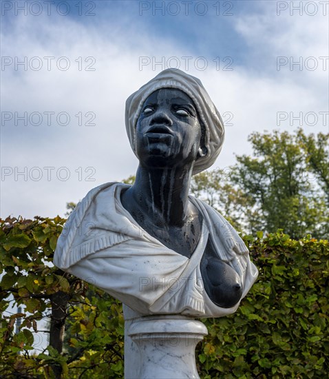 Busts at the first roundel in Sanssouci Park