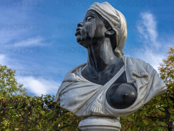 Busts at the first roundel in Sanssouci Park