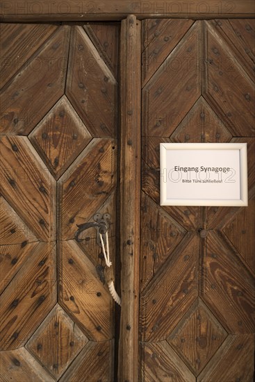 Entrance door to the synagogue in the former Judenhof