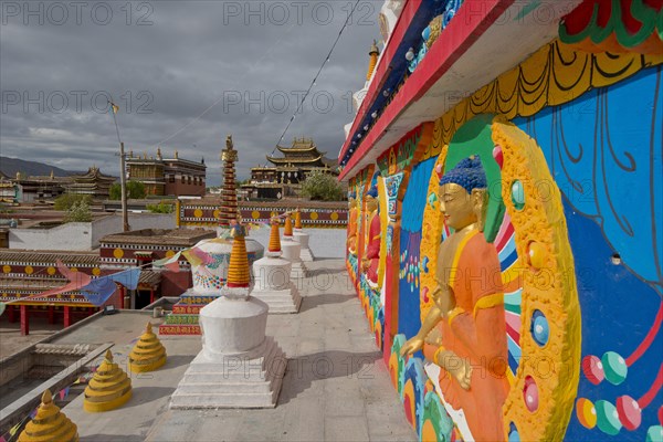 New large painted and gilded choir stupa at Wutun Si Monastery