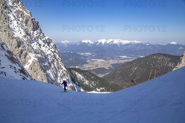 Touring skiers climbing near the Dammkarhuette