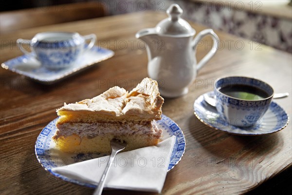 Coffee drinking with debris cake in the farmhouse parlor of the Schankwirtschaft Wilhelm Andresen