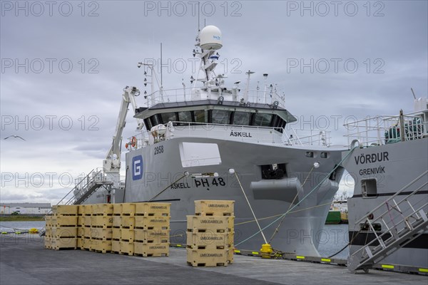 Modern vessel for fishing and stacking boxes