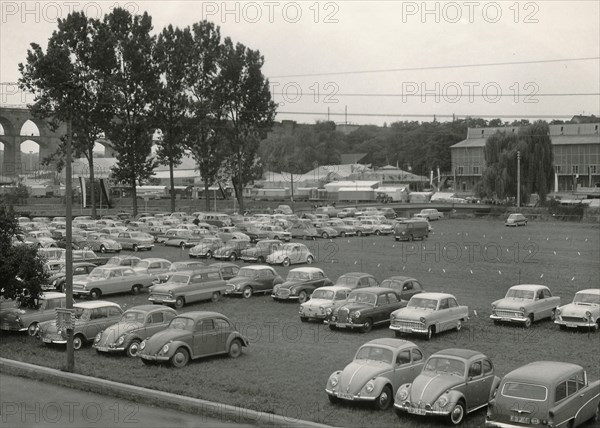 Bietigheim in 1963: car park near the railway viaduct over the Enz valley with cars of the time