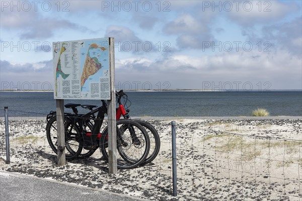 Bicycles parked at an information board on the Moevenberg dike