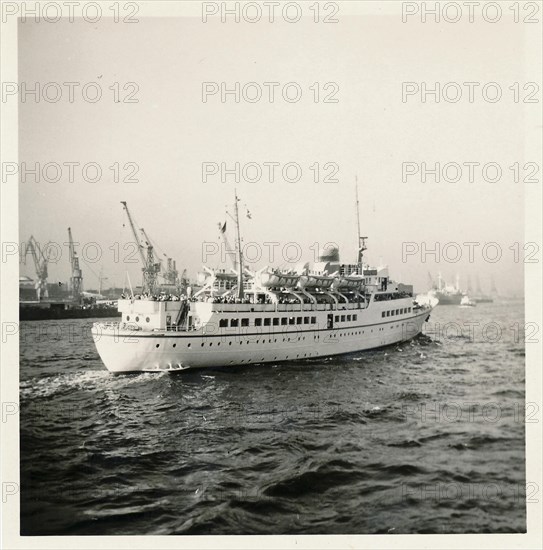 Hamburg in 1958: The seafaring ship Bunte Kuh on the Elbe was launched in 1957 at the Norderwerft shipyard in Hamburg as a sister ship to the Wappen von Hamburg. She was named after Simon von Utrecht's legendary lead ship Bunte Kuh