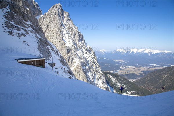 Touring skiers climbing near the Dammkarhuette