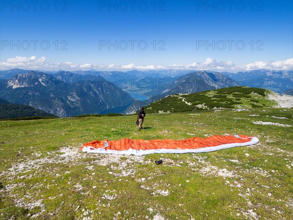 Paragliding on the Krippenstein with Lake Hallstatt