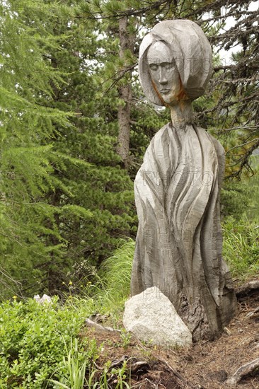 Wooden sculpture by the artist Toni Reinstadler from Sulden on the Wurzelweg