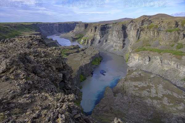 Spring water mixes with murky water of Joekulsa a Fjoellum