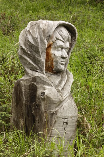 Wooden sculpture by the artist Toni Reinstadler from Sulden on the Wurzelweg