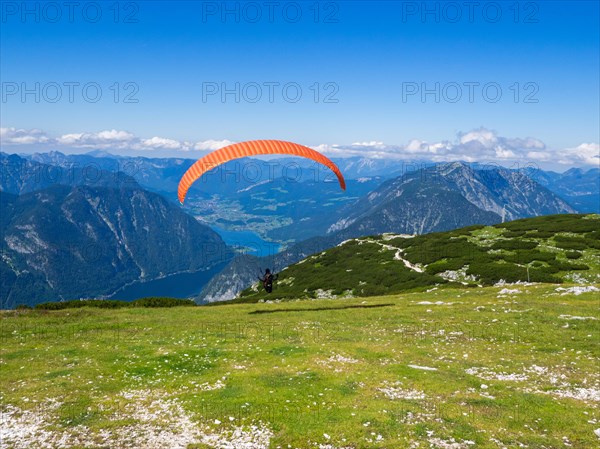 Paragliding on the Krippenstein with Lake Hallstatt