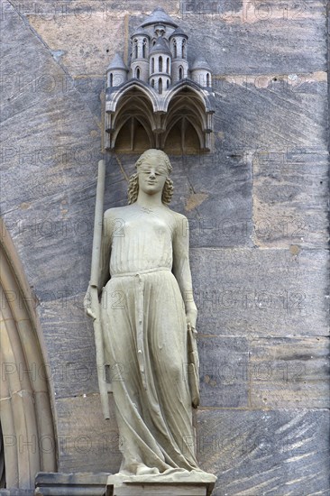 Sculpture of the synagogue