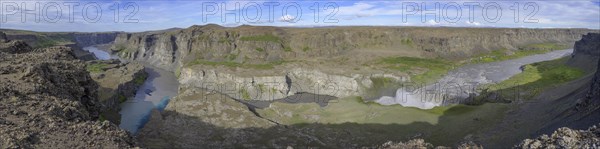 Spring water mixing with turbid water of Joekulsa a Fjoellum and Hafragilsfoss on the right