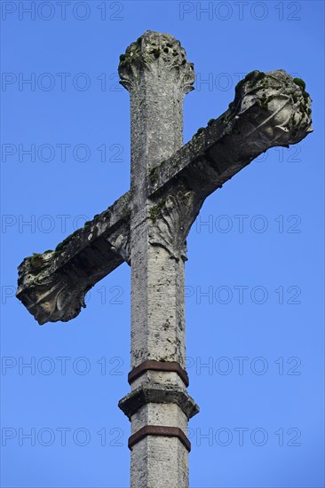 Stone cross on the Place du Chatel