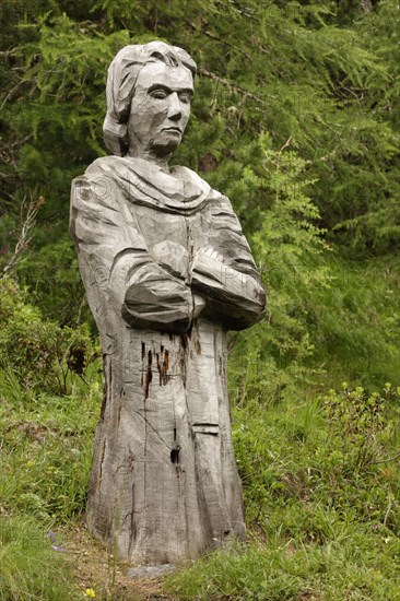 Wooden sculpture by the artist Toni Reinstadler from Sulden on the Wurzelweg