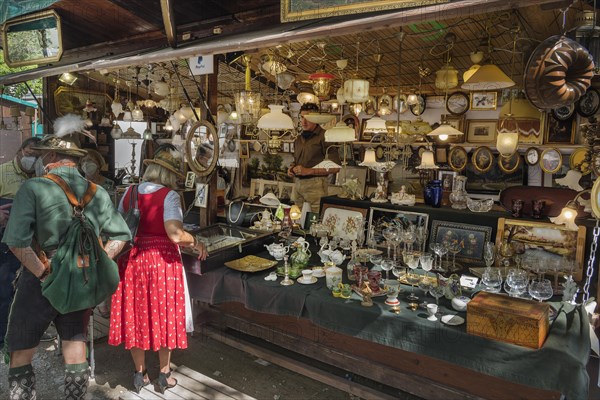 Stall with lamps and glasses