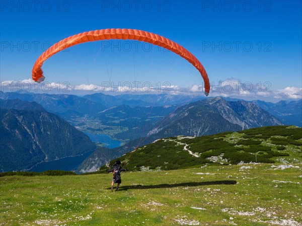 Paragliding on the Krippenstein with Lake Hallstatt