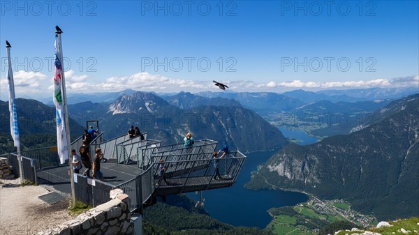 Five Fingers viewpoint with a view of Hallstaettersee