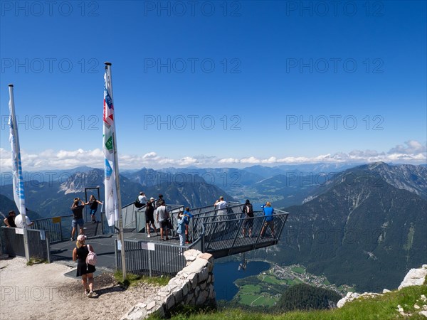 Five Fingers viewpoint with a view of Hallstaettersee