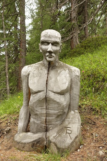 Wooden sculpture by the artist Toni Reinstadler from Sulden on the Wurzelweg