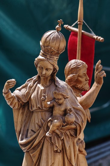 Carved figures of Christ and Mary