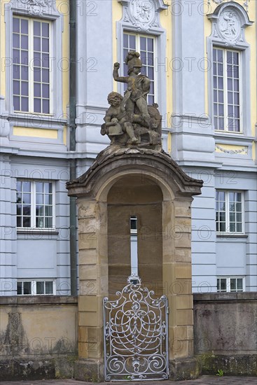 Former guardhouse with sculptures in front of the Margravial Residence