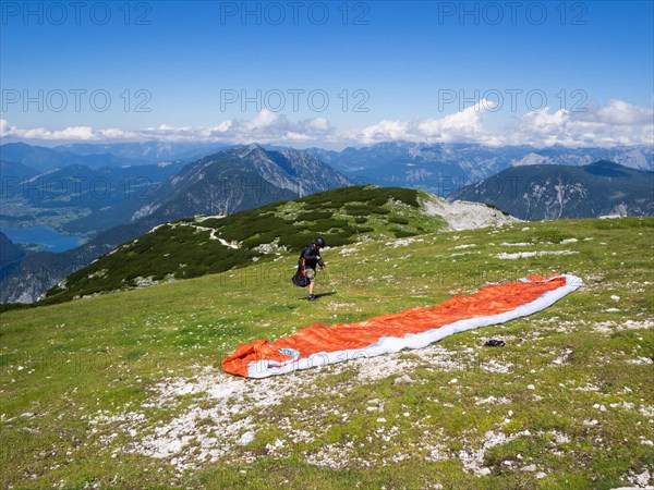 Paragliding on the Krippenstein with Lake Hallstatt