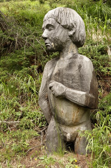 Wooden sculpture by the artist Toni Reinstadler from Sulden on the Wurzelweg