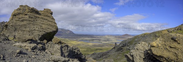 Tufffelsen in Selvellir and in the background the Berserkjarhraun