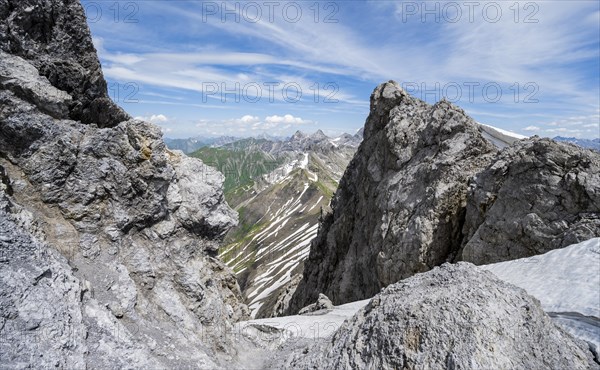 Rocks during the ascent to the summit Maedelegabel