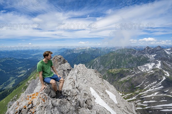 Mountaineers on the summit of the Maedelegabel