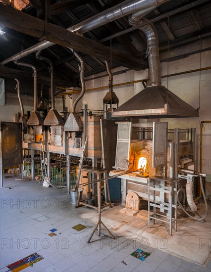 Glass furnace for processing hot glass in the workshop of a glassblower