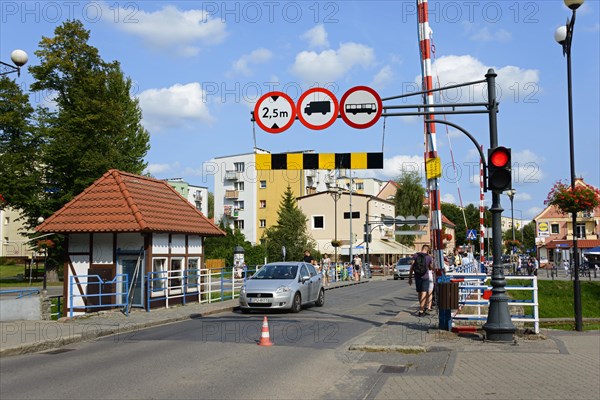 Swing bridge