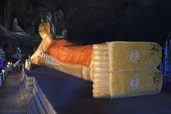 Lying golden Buddha