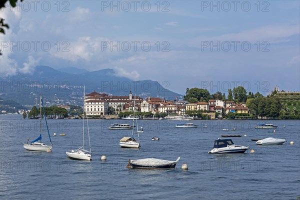 Boats anchoring off Isola Bella