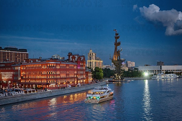 Boat trip on the Moscva river at night