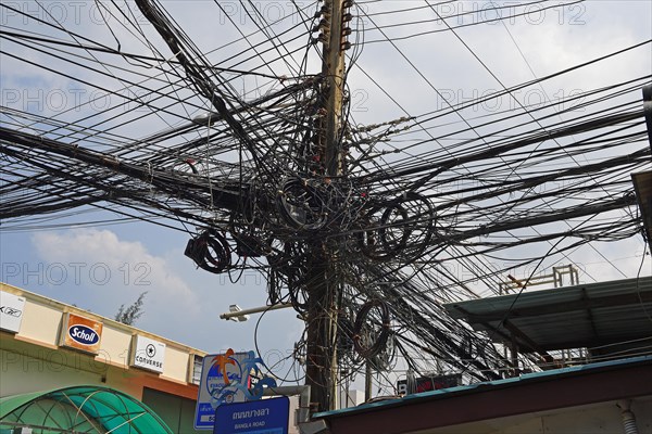 Cable tangle at power poles